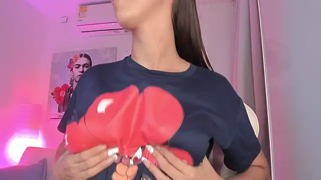 Snapshot of aleja_rythm chatting on 03-17-25, 12:41 aleja rythm online show from 03-17-25, 12:41