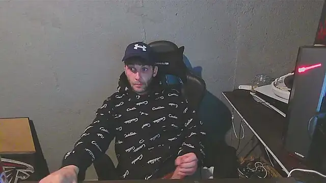 Snapshot of Superoz77 chatting on 12-28-24, 02:11 Superoz77 online show from 12-28-24, 02:11