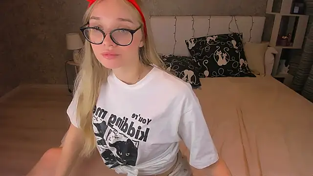 Snapshot of BoysLoveBlondee chatting on 01-22-25, 11:43 BoysLoveBlondee online show from 01-22-25, 11:43