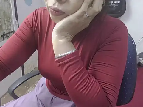 Snapshot of JuliaCiona chatting on 11-11-25, 04:01 JuliaCiona online show from 11-11-25, 04:01