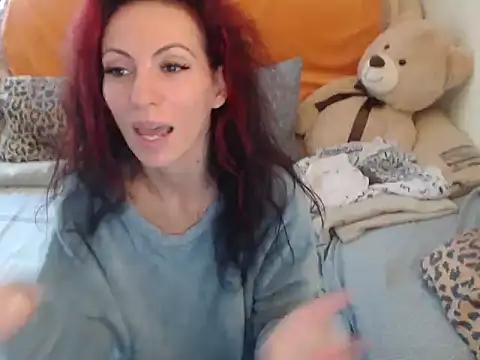 Snapshot of Emmatoo chatting on 09-30-25, 12:10 Emmatoo online show from 09-30-25, 12:10