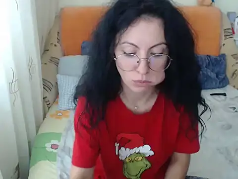 Snapshot of Emmatoo chatting on 11-25-25, 10:59 Emmatoo online show from 11-25-25, 10:59