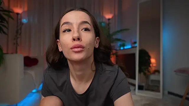 Snapshot of Amely_Young chatting on 06-06-26, 02:27 Amely Young online show from 06-06-26, 02:27
