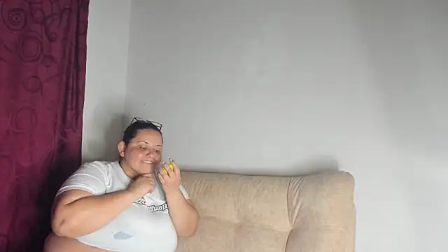 Snapshot of tetasgrandes_karol chatting on 11-23-25, 01:05 tetasgrandes karol online show from 11-23-25, 01:05