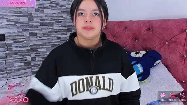 Snapshot of skyhotgirll chatting on 02-06-25, 06:02 skyhotgirll online show from 02-06-25, 06:02