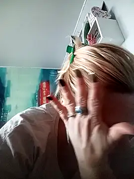 Snapshot of HelenaGlossX chatting on 01-22-25, 08:40 HelenaGlossX online show from 01-22-25, 08:40