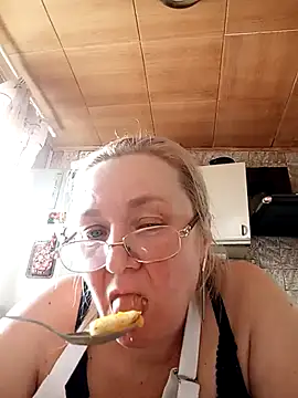 Snapshot of HelenaGlossX chatting on 03-18-25, 08:36 HelenaGlossX online show from 03-18-25, 08:36