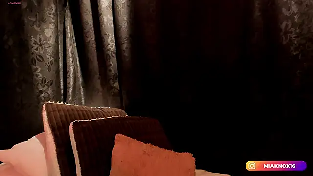 Snapshot of MiaKnox chatting on 03-09-26, 12:03 MiaKnox online show from 03-09-26, 12:03