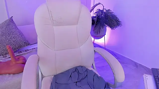 Snapshot of Mariapettit chatting on 03-03-25, 12:37 Mariapettit online show from 03-03-25, 12:37
