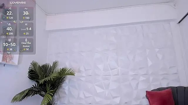 Snapshot of SaraaMills chatting on 01-14-25, 10:12 SaraaMills online show from 01-14-25, 10:12