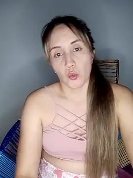 Snapshot of Isabel23zr chatting on 03-08-25, 03:28 Isabel23zr online show from 03-08-25, 03:28