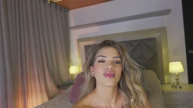 Snapshot of Ameliadickens chatting on 03-12-26, 11:44 Ameliadickens online show from 03-12-26, 11:44