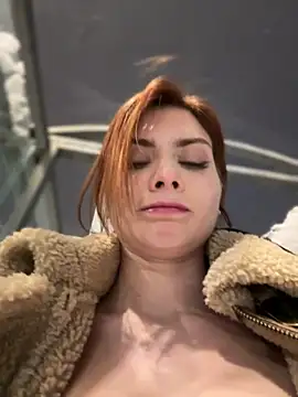 Snapshot of Accole chatting on 12-22-24, 05:10 Accole online show from 12-22-24, 05:10