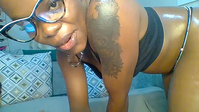 Snapshot of Petite_254 chatting on 06-30-26, 01:50 Petite 254 online show from 06-30-26, 01:50