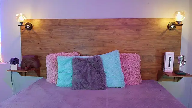 Snapshot of MOLLYWOODD chatting on 09-25-25, 01:15 MOLLYWOODD online show from 09-25-25, 01:15