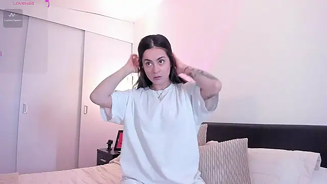 Snapshot of guccipussy1 chatting on 12-18-24, 05:00 guccipussy1 online show from 12-18-24, 05:00