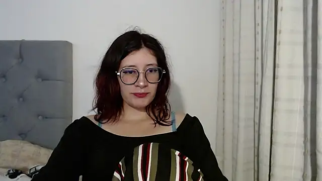 Snapshot of mariana124- chatting on 01-04-25, 03:29 mariana124- online show from 01-04-25, 03:29