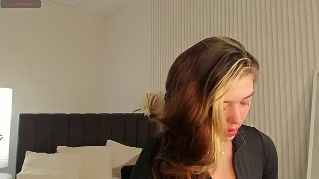 Vanessa Walters online show from 05-25-26, 03:34