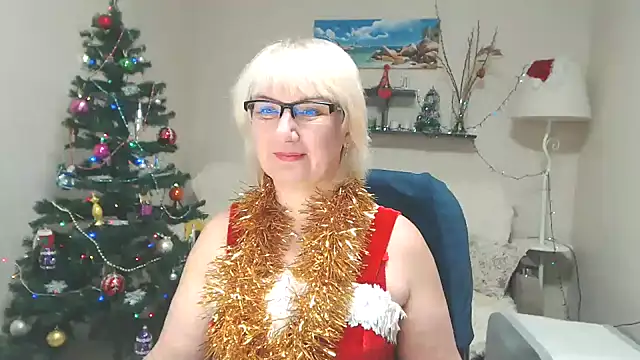 Snapshot of FleurMays chatting on 12-25-24, 11:43 FleurMays online show from 12-25-24, 11:43