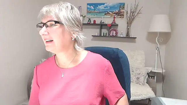 Snapshot of FleurMays chatting on 10-20-25, 05:08 FleurMays online show from 10-20-25, 05:08