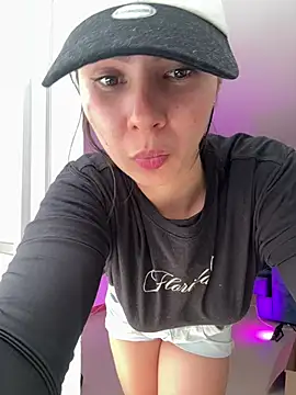 Snapshot of SofiaG_ chatting on 02-04-25, 05:12 SofiaG online show from 02-04-25, 05:12