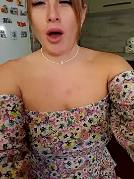 Snapshot of Cute_Hot_Alice chatting on 10-17-25, 09:28 Cute Hot Alice online show from 10-17-25, 09:28