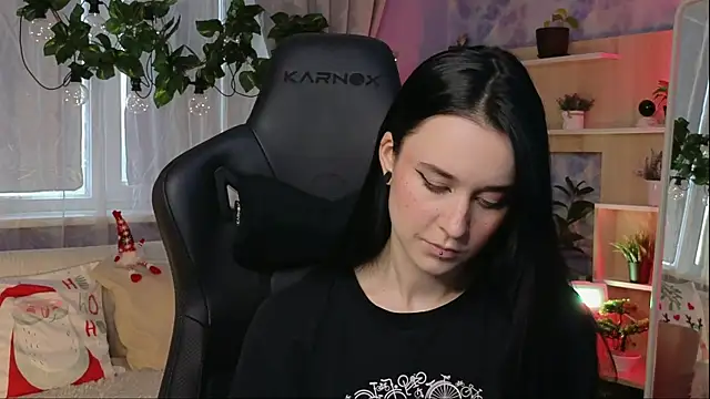 Snapshot of KiraLiLime chatting on 02-06-25, 09:32 KiraLiLime online show from 02-06-25, 09:32