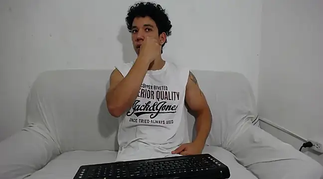 Snapshot of ethan_noir chatting on 02-16-25, 08:44 ethan noir online show from 02-16-25, 08:44