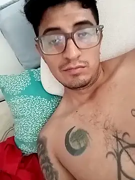 Snapshot of ale3J4a chatting on 10-27-25, 02:43 ale3J4a online show from 10-27-25, 02:43