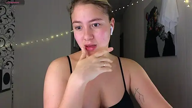 Snapshot of Yassyaaa chatting on 01-25-25, 04:23 Yassyaaa online show from 01-25-25, 04:23