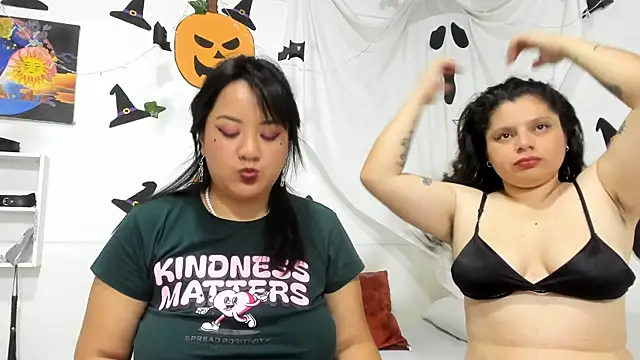 Snapshot of Karol_IsabelCouple chatting on 10-25-25, 02:41 Karol IsabelCouple online show from 10-25-25, 02:41