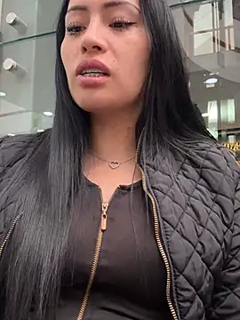 Snapshot of Sara_luna_ chatting on 01-06-25, 04:02 Sara luna  online show from 01-06-25, 04:02