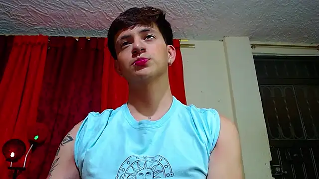 Snapshot of GabyThoms chatting on 01-05-25, 08:54 GabyThoms online show from 01-05-25, 08:54