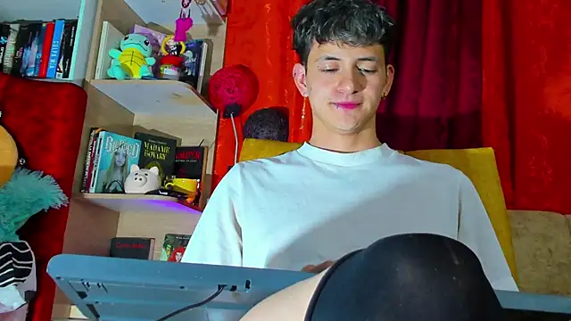 Snapshot of GabyThoms chatting on 03-05-25, 04:45 GabyThoms online show from 03-05-25, 04:45