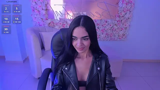 Snapshot of LucianaMillerX chatting on 12-18-24, 07:15 LucianaMillerX online show from 12-18-24, 07:15