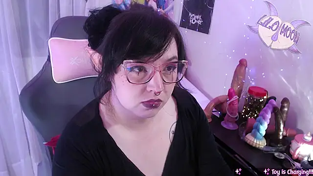 Snapshot of LiloMoon69 chatting on 05-26-26, 06:31 LiloMoon69 online show from 05-26-26, 06:31