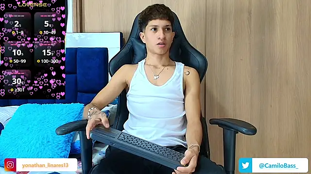 Snapshot of _CamiloBass chatting on 11-25-25, 12:54 CamiloBass online show from 11-25-25, 12:54