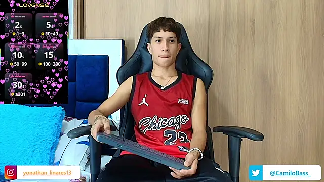 Snapshot of _CamiloBass chatting on 11-26-25, 12:22 CamiloBass online show from 11-26-25, 12:22