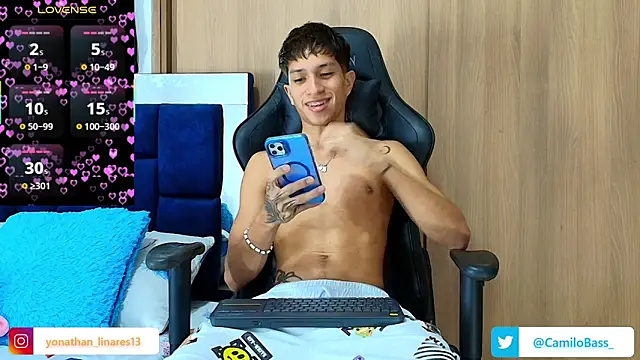 Snapshot of _CamiloBass chatting on 11-29-25, 12:02 CamiloBass online show from 11-29-25, 12:02