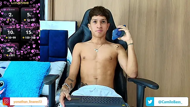 Snapshot of _CamiloBass chatting on 11-30-25, 08:13 CamiloBass online show from 11-30-25, 08:13