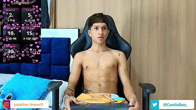 Snapshot of _CamiloBass chatting on 12-04-25, 01:15 CamiloBass online show from 12-04-25, 01:15