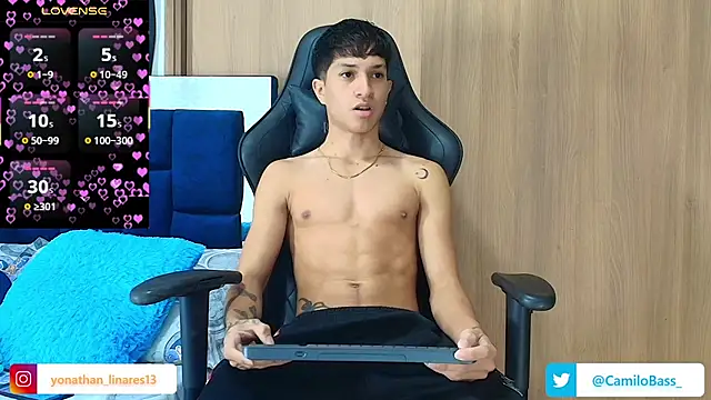 Snapshot of _CamiloBass chatting on 12-21-25, 08:16 CamiloBass online show from 12-21-25, 08:16