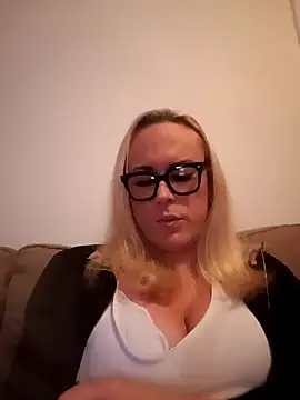 Snapshot of Connie_Pepper chatting on 03-10-25, 02:06 Connie Pepper online show from 03-10-25, 02:06