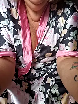 Snapshot of Mara-24 chatting on 10-31-25, 10:05 Mara-24 online show from 10-31-25, 10:05