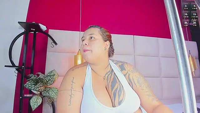 Snapshot of Amberluy chatting on 02-11-26, 07:41 Amberluy online show from 02-11-26, 07:41