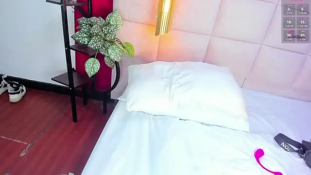 Snapshot of Amberluy chatting on 02-14-26, 07:54 Amberluy online show from 02-14-26, 07:54