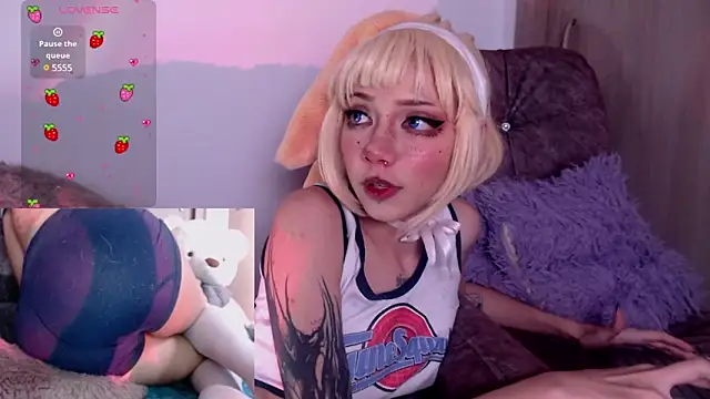 Snapshot of Alicedangerrr chatting on 03-07-25, 04:02 Alicedangerrr online show from 03-07-25, 04:02