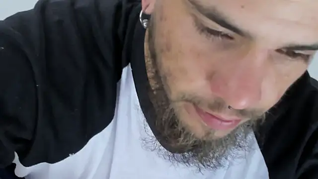 Snapshot of Beard_xox chatting on 10-24-25, 09:11 Beard xox online show from 10-24-25, 09:11