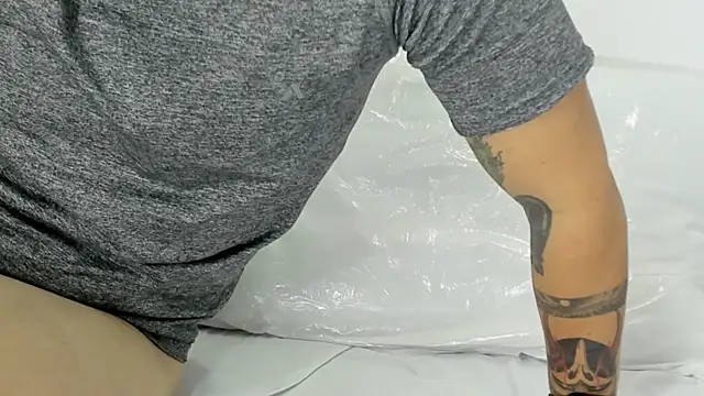 Snapshot of Beard_xox chatting on 10-29-25, 11:17 Beard xox online show from 10-29-25, 11:17