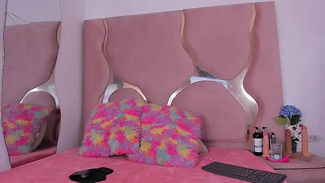 Snapshot of MaiteHT chatting on 11-18-25, 09:08 MaiteHT online show from 11-18-25, 09:08